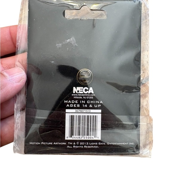 Catching Fire Mockingjay Pin - Gold - Picture 5 of 6